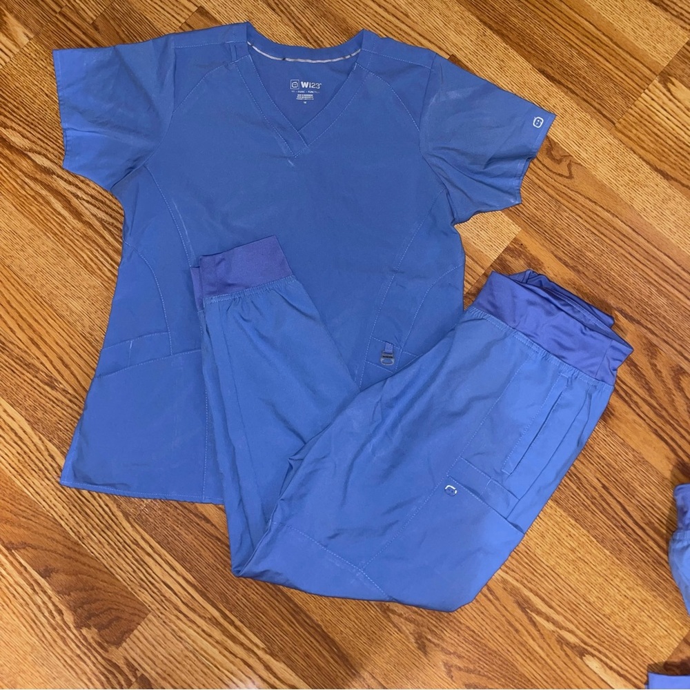 Wonder wink Cecil blue scrubs. Jogger bottom size large medium scrub top